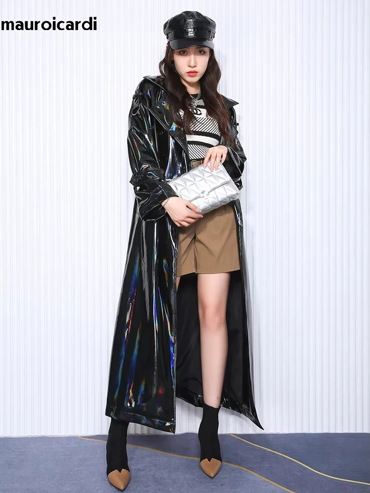 Mauroicardi Spring Soft Thin Flowy Shiny Reflective Holographic Black PVC Faux Leather Trench Coat dla kobiet Maxi Y2K Streetwear