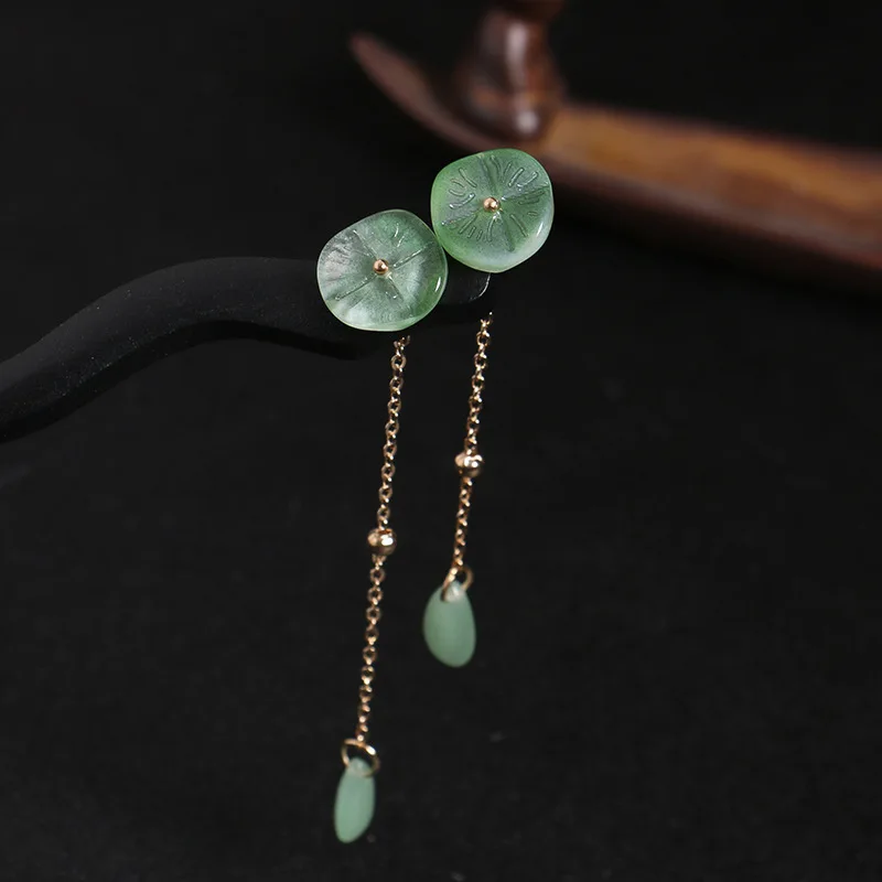 Drewniana spinka do włosów z jadeitowymi zawieszkami w kształcie łezki z motywem kwiatowym, delikatne akcenty, orientalna elegancja vintage, tradycyjne fryzury, artystyczny glamour.