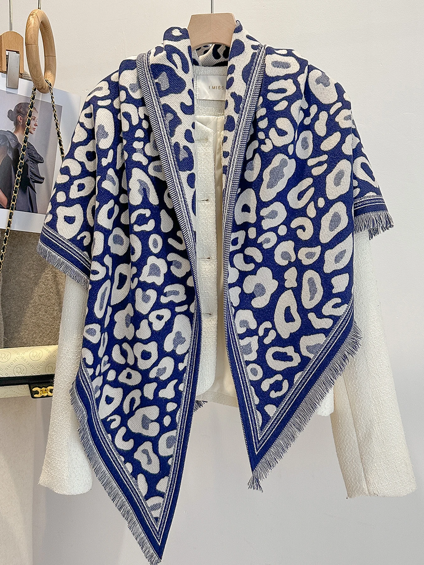 2025 nueva Bufanda triangular con estampado de leopardo de marca de moda de lujo para mujer-chal Pashmina cálido para otoño e invierno Bufanda para mujer