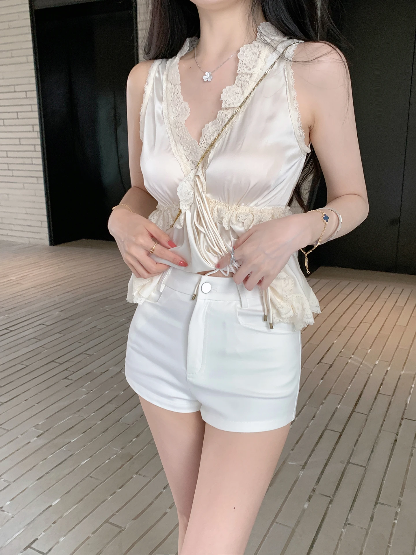 

Женские шорты Slim Fit со средней посадкой, в стиле Pure Desire, повседневные, тонкие, летние, белые, в нежном стиле, на пуговицах