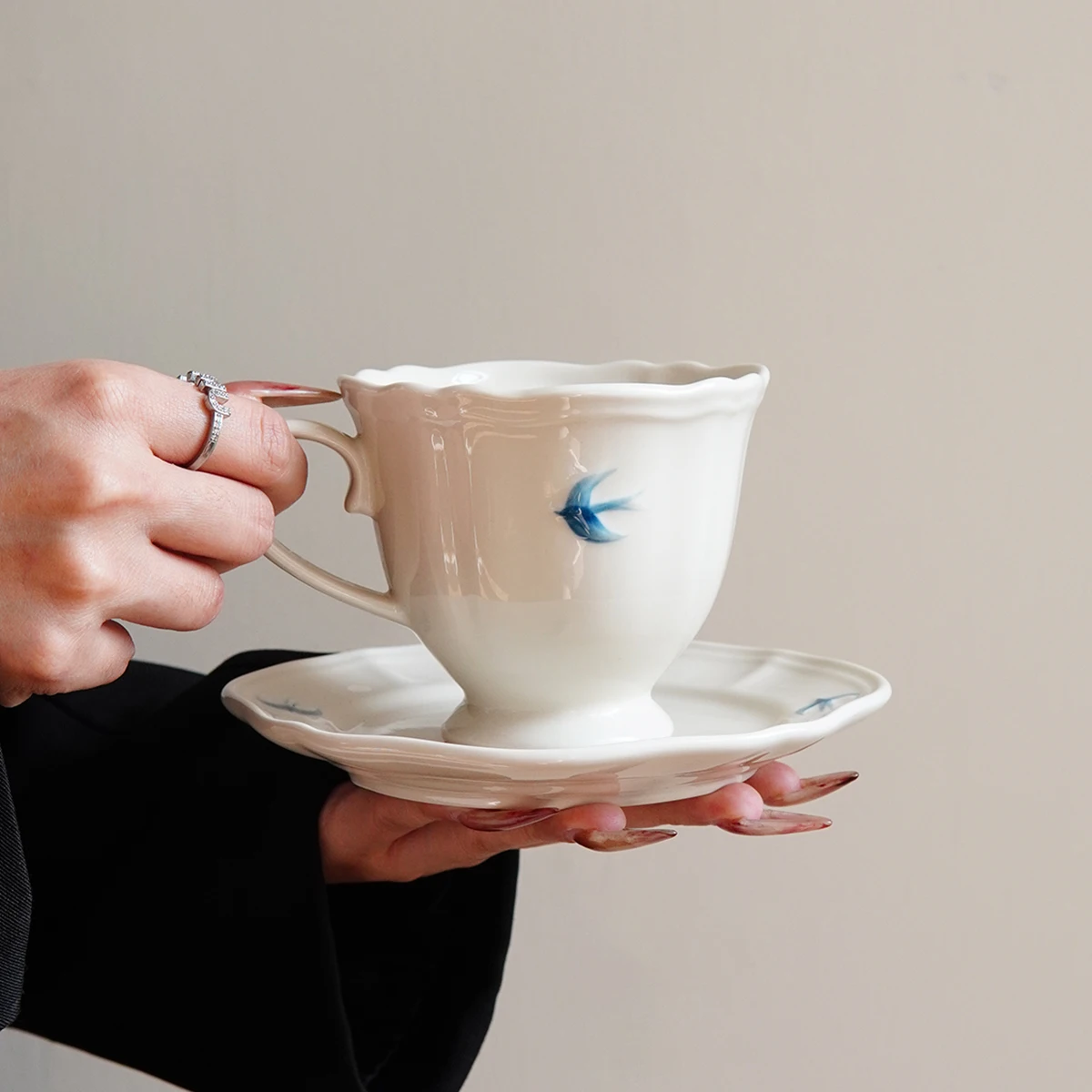 1 Peça Xícara e Pires de Café Azul de 300ml com Renda e Pássaro Pintado à Mão, Design Simples em Relevo, Pires para Sobremesa e Bolo, Adequado para Latte Art em Cafeterias, Xícara e Pires para Decoração de Casa, Xícara e Pires para Leite e Aveia no Café d