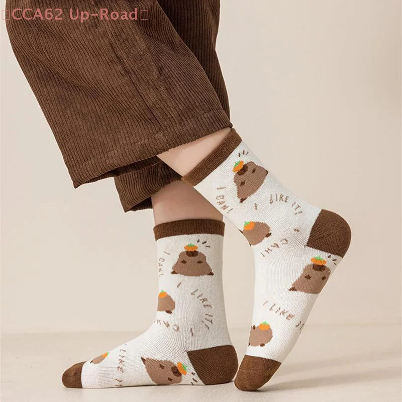 5 pares de calcetines de tubo medio con estampado de capibara de dibujos animados calcetines casuales suaves transpirables Unisex Otoño Invierno café mantener caliente calcetines de tubo medio