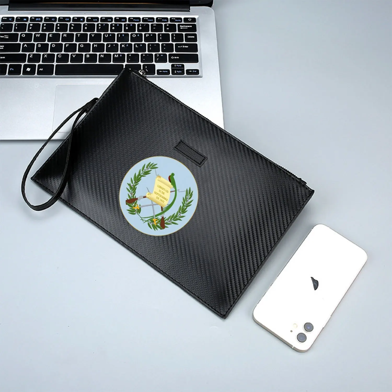 Quetzal Birds Scroll Crossed Weapons Laurel Elegante bedruckte PU-Herrenhandtasche, modisch und praktisch für den täglichen Transport