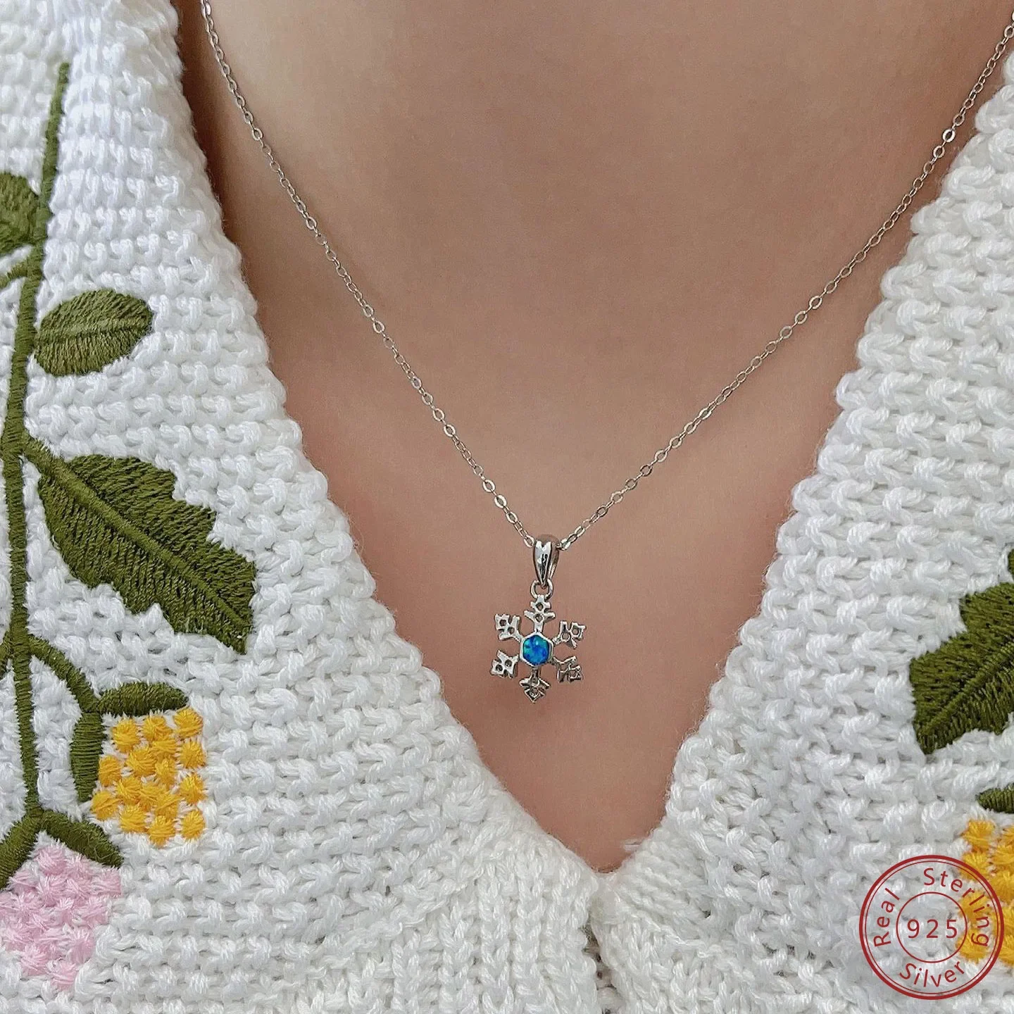 

2025 Новое ожерелье из стерлингового серебра 925 пробы со снежинками, инкрустированное синим опалом, простое и модное универсальное ожерелье для женщин