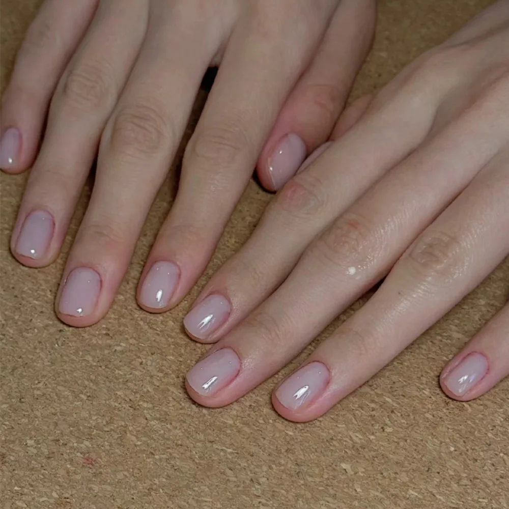 

Простой дизайн, короткие накладные ногти с квадратной головкой, носимые маникюрные ногти с полным покрытием, градиентные белые съемные типсы для женщин