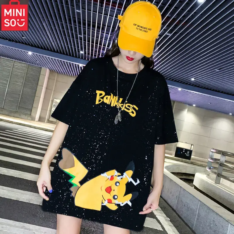 MINISO جديد حجم كبير 2-300 جنيه تي شيرت بأكمام قصيرة ملابس الصيف النسائية 2025 جديد ins فضفاض متوسط طويل الاتجاه العلوي