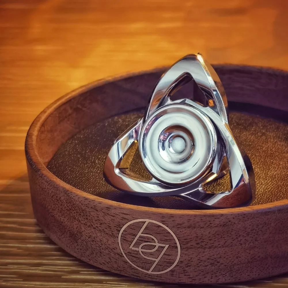 Helles Blut EDC String Sin Fidget Spinner Zappelspielzeug für Erwachsene Dreiblattiger Fidget Spinner Handhabung Gefühl Gyro Fidgeting Spinner