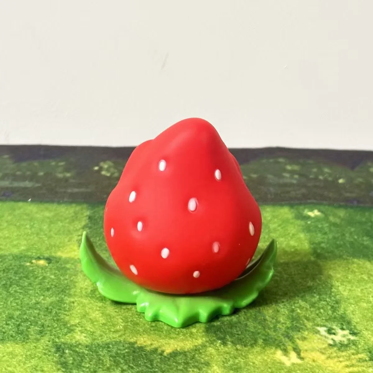 딸기 신규 식물 대 좀비는 부드러운 고무 장난감 장면, 슈터 게임 및 생일 선물용 장난감입니다.