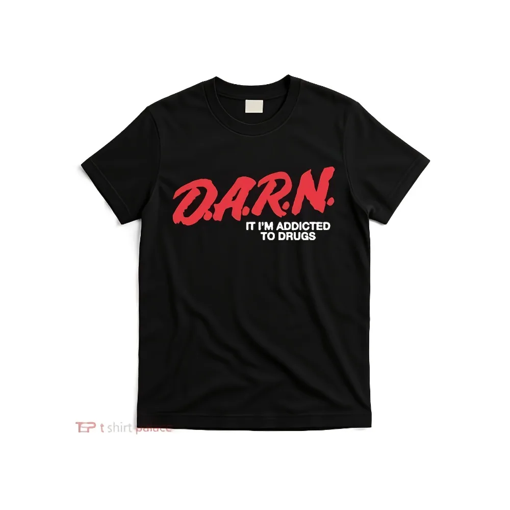 

Футболка Darn It Im Addicted to Drugs с ретро-графическим принтом, из мягкой дышащей ткани, стандартного кроя, с круглым вырезом, можно стирать в машине.