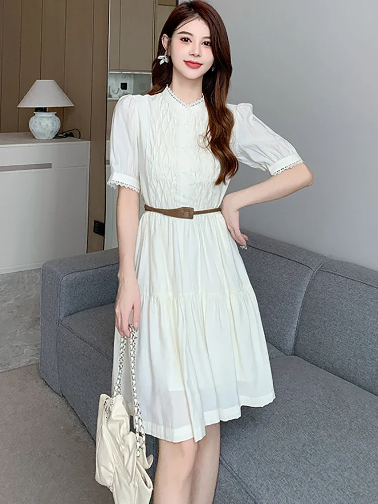 فستان ميدي غير رسمي بأكمام منتفخة من الدانتيل الأبيض الجديد لعام 2025 فستان صيفي أنيق بطيات بأشرطة ضيقة للنساء فستان حفلات كوري أنيق