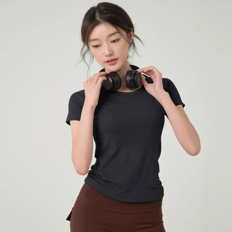 Pmwrun 2025 Primavera/Estate T-shirt sportiva da yoga a maniche corte da donna Nuovo abbigliamento da allenamento sottile Top da yoga ad asciugatura rapida senza cuciture