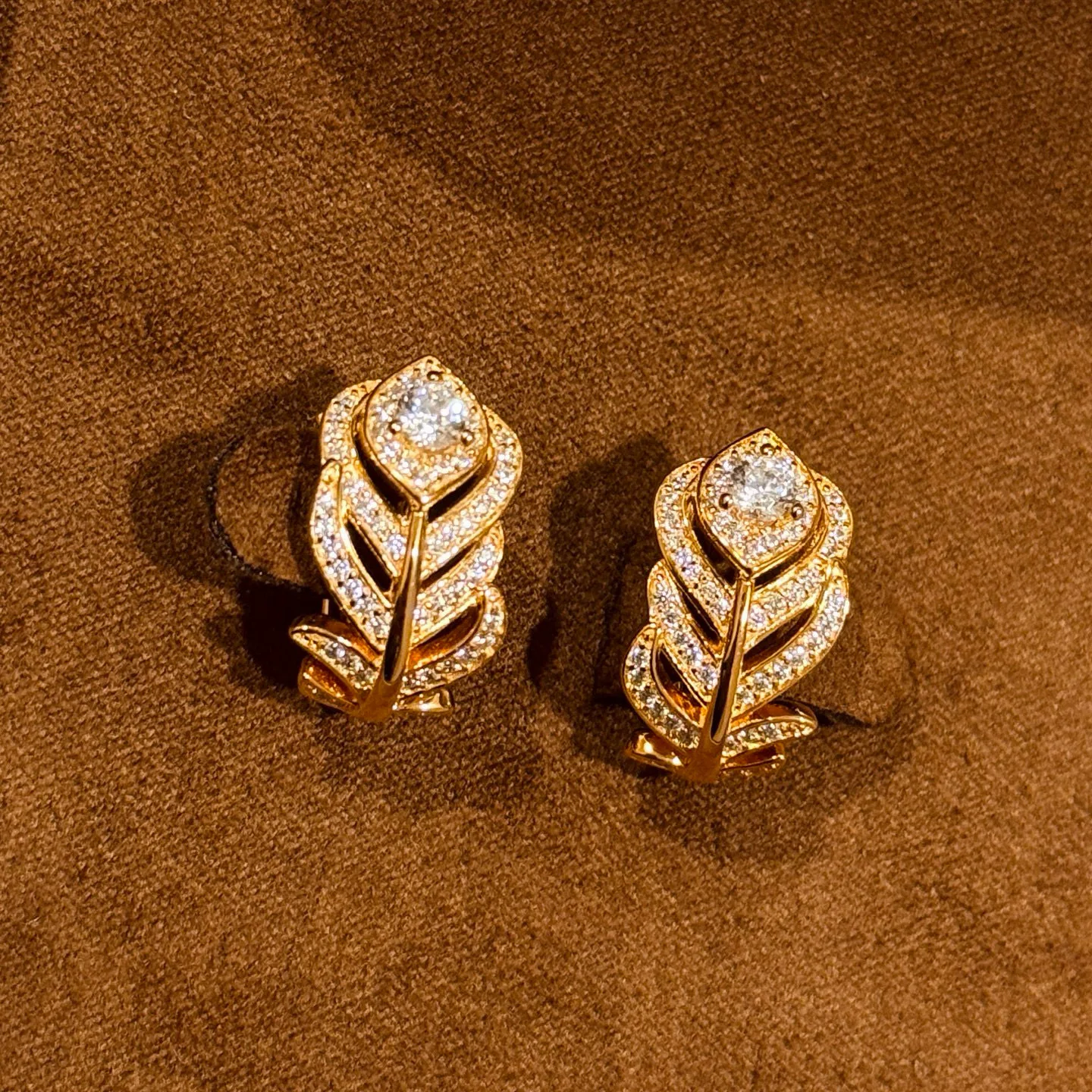 

100% стерлингового серебра 925 пробы, цирконий AAA, павлиньи перья, серьги с пряжками для ушей, серьги для женщин, ювелирные изделия