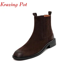 Krazing Pot New Cow Suede Round Toe Winter Warm Chelsea Boots Design europeo Vintage Chic Office Lady England Style stivaletti