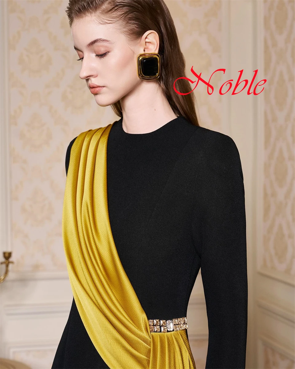 맞춤형 클래식 블랙 저지 이브닝 드레스 섬세한 크루 넥 긴 소매 지퍼 백 대비 색상 특별 행사 가운