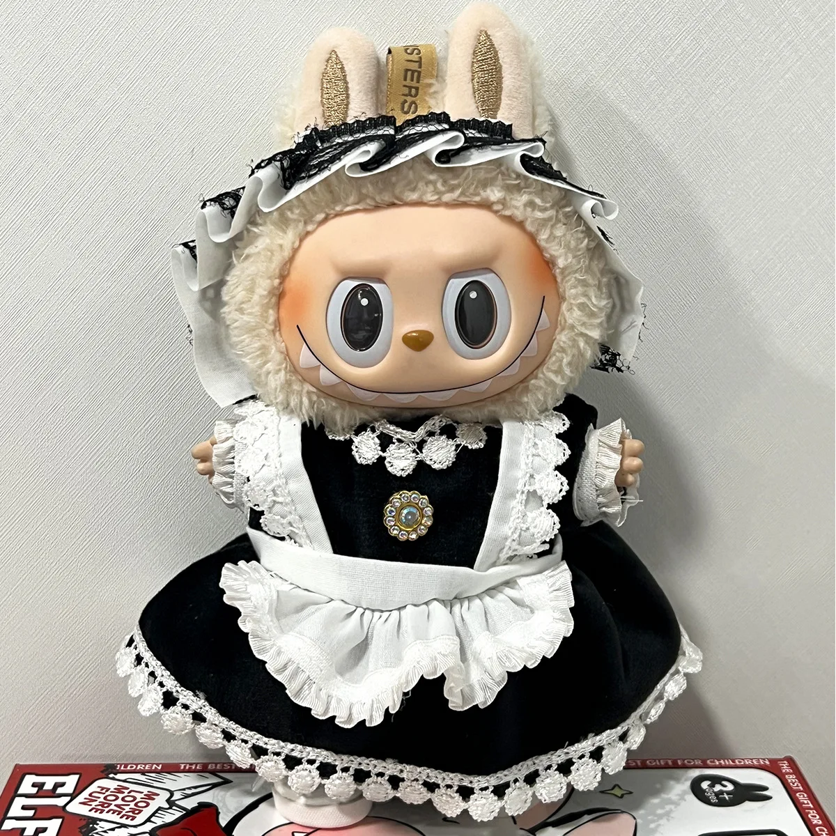 Bellissimi vestiti da 17 cm per labubu Accessori per bambole Giocattoli per ragazza Abito da cameriera Sciarpa con gonna in pizzo bianco Fiocco rosa Tuta da cowboy regalo