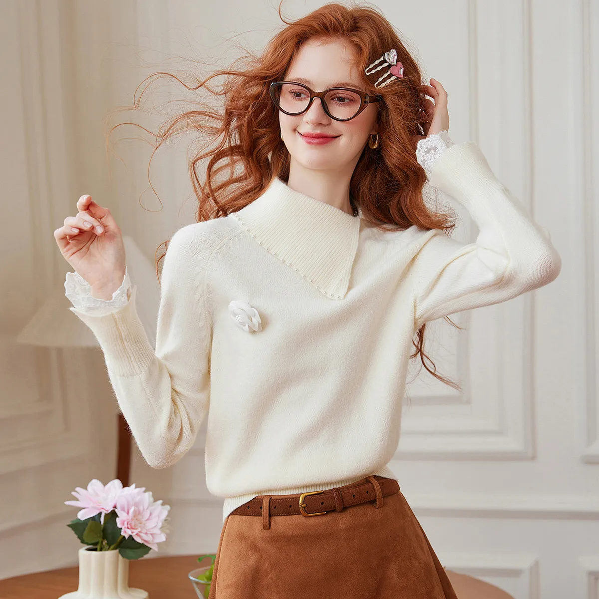 LOUISYAO Strickpullover mit Spitzenbesatz, 2025, Herbst-/Winterpullover, 3D-Blumen, schräger Kragen, gestrickter Pullover, sanftes Patchwork-Strickoberteil