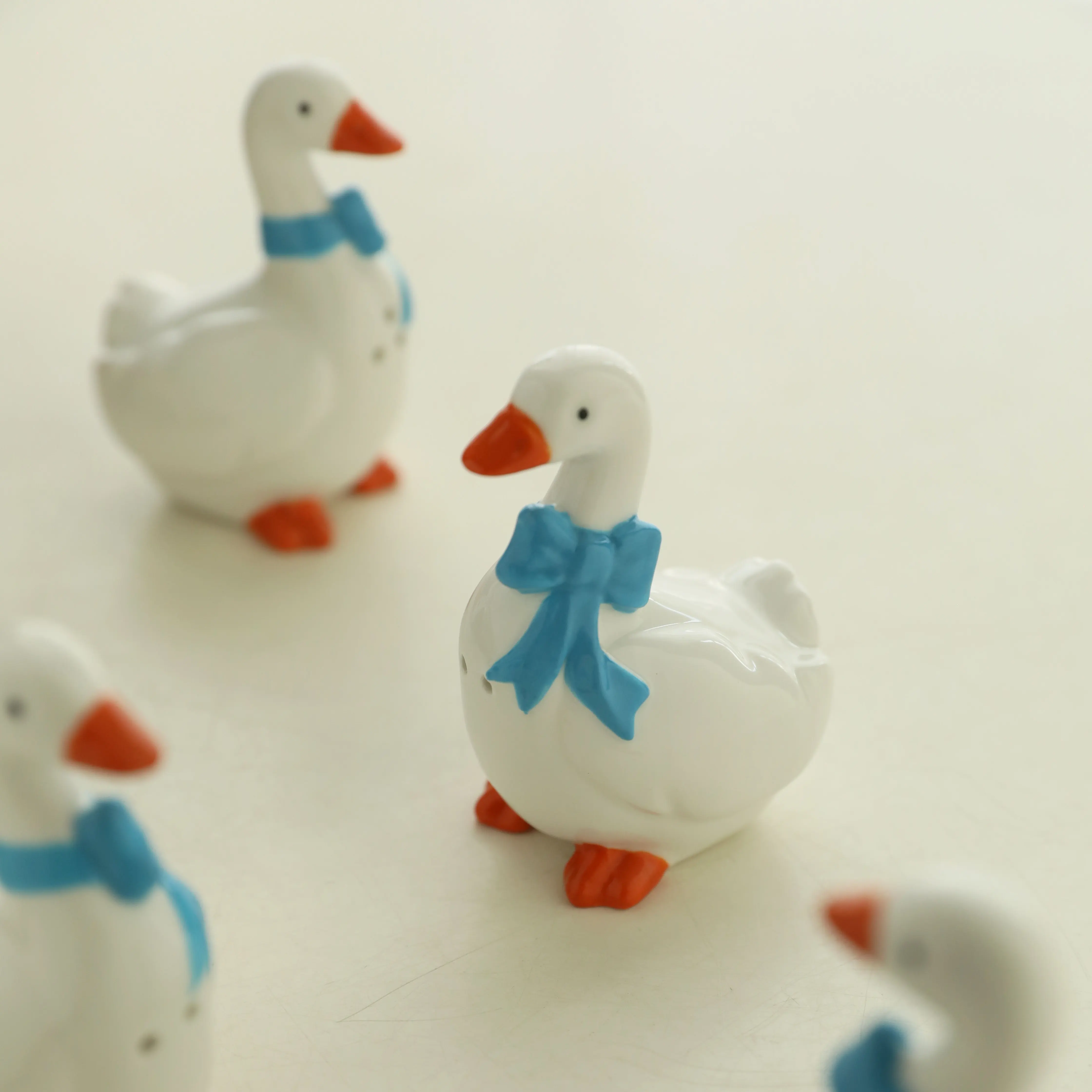 Cute Ceramic Goose Statue Antique Silk Ribbon Goose Ornament Hand-painted Pepper Bottle Seasoning Jar Home Decoration