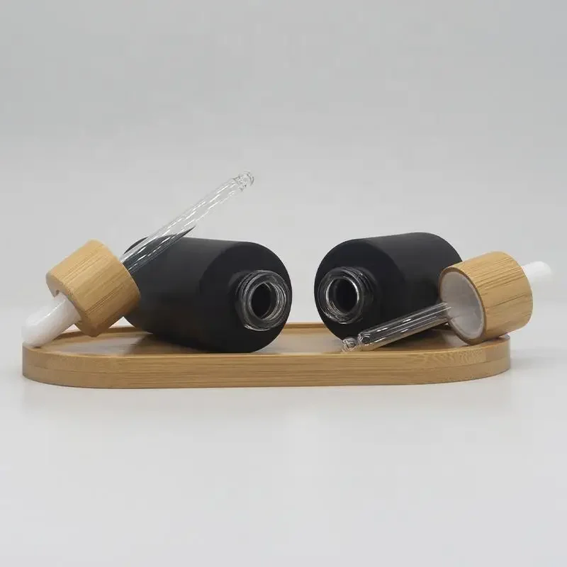 Botella cuentagotas de vidrio negro mate vacía, pedido a granel, aceites esenciales recargables de madera amboo, contenedores para el cuidado de la piel con tapa de bambú