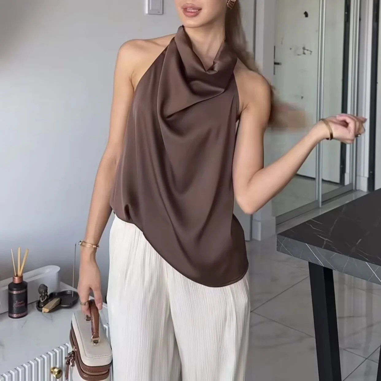 Sukienka wieczorowa z jedwabiu BSAY, nowy styl na lato 2025, elegancka, modna, z dekoltem typu halter, odkrytymi plecami i falującym kołnierzem.