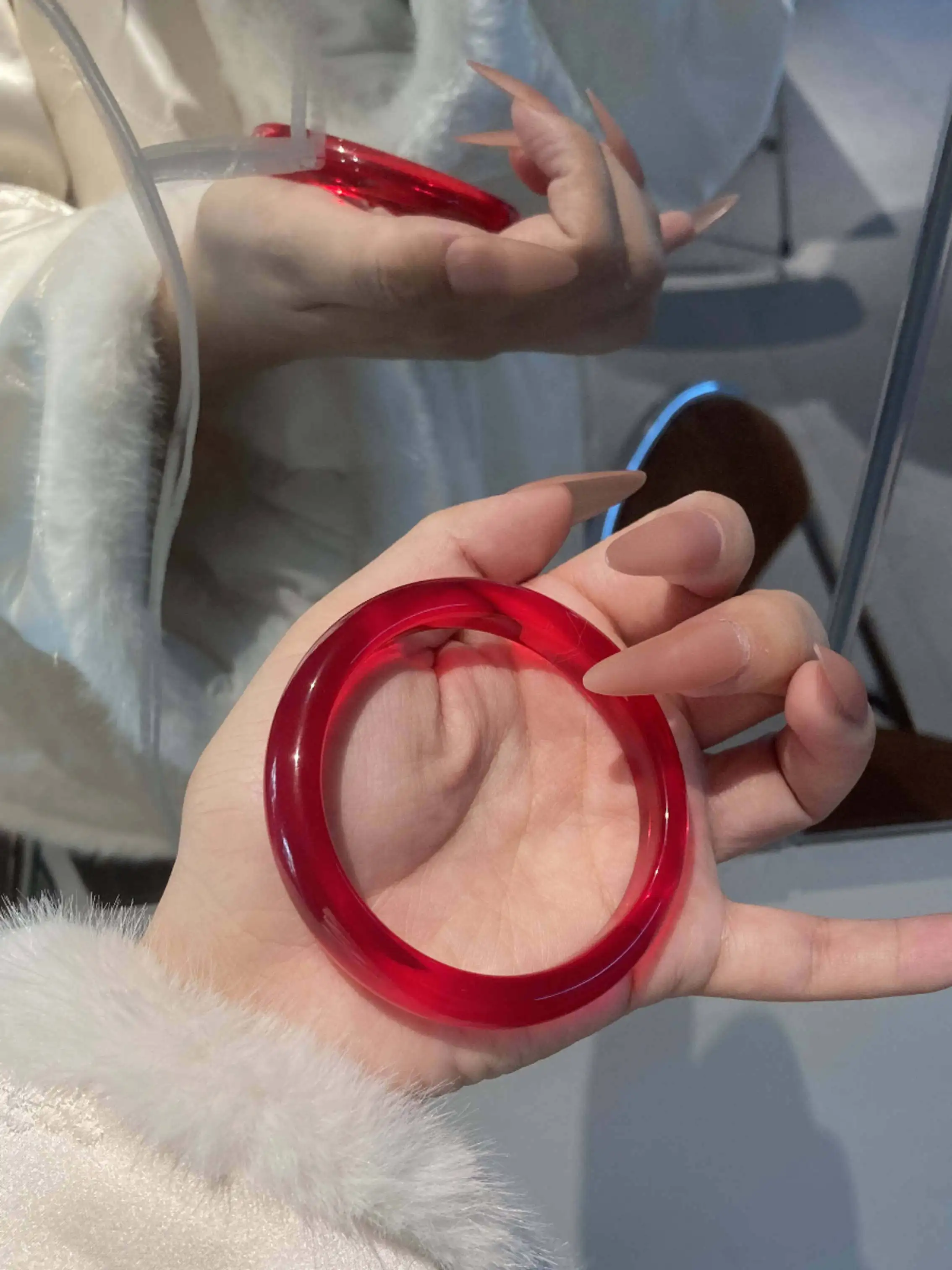 氷のように純粋な天然原石の赤いクリスタルブレスレット、翡翠ブレスレット、女性用氷のように透明な白い月光石ブレスレット