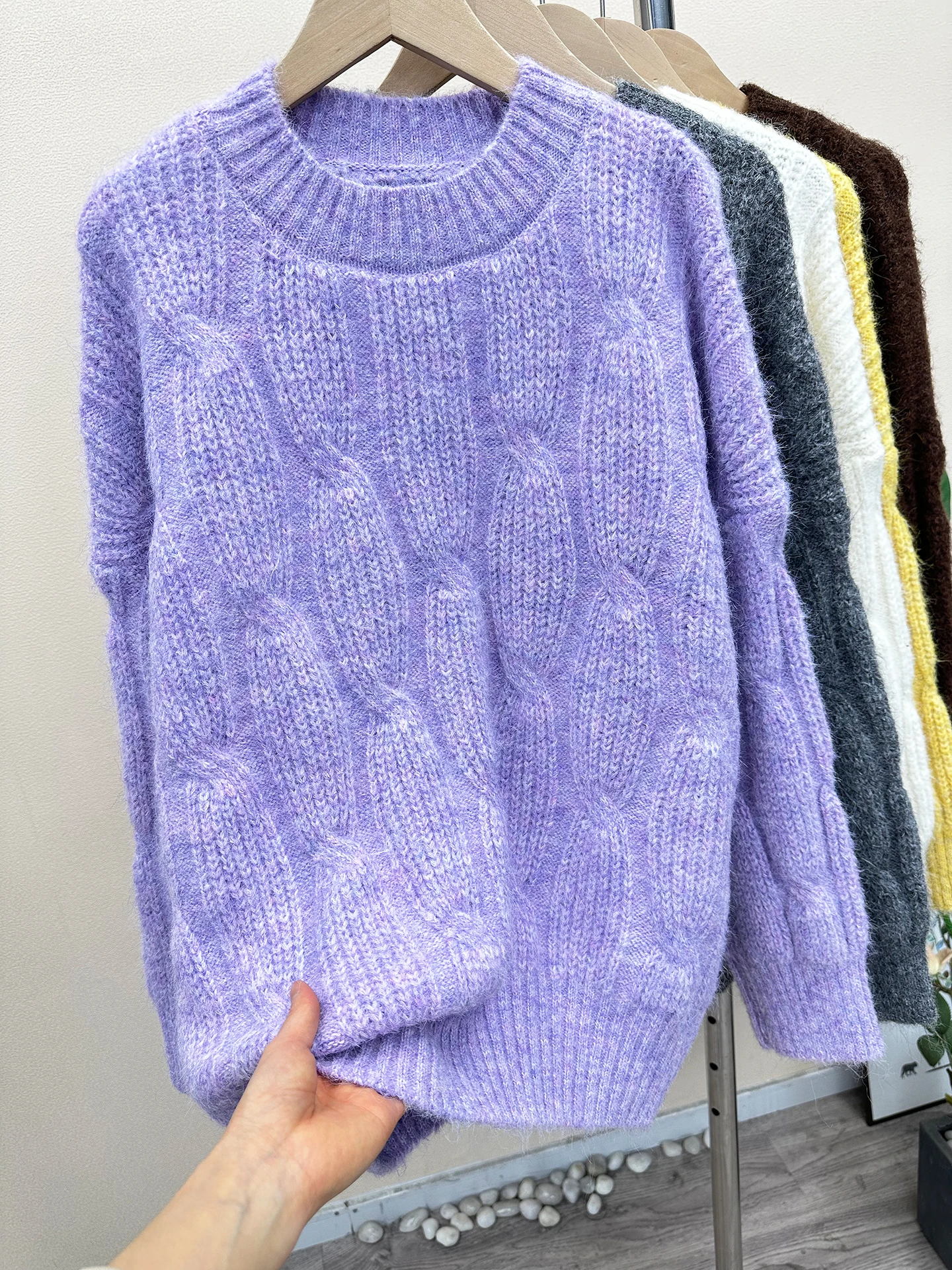 เสื้อสเวตเตอร์ถักทรงหลวมสำหรับผู้หญิง ฤดูหนาว อุ่นสบาย คอกลม แบบสวม ถักลายบิด นุ่มสบาย แขนยาว