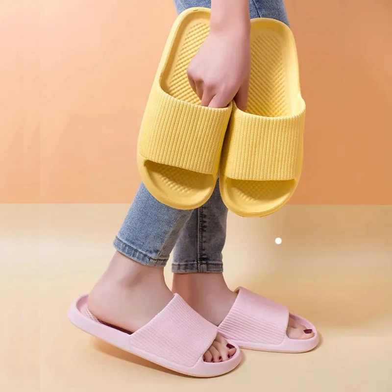 Tongs de plage coordonnantes pour hommes et femmes, pantoufles à la mode, semelle OligSoft, sandales décontractées pour la maison, légères et confortables