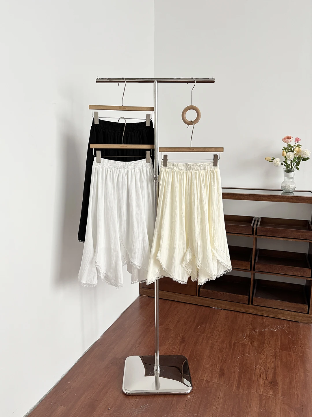 

Летняя коллекция 2026: Элегантная белая юбка А-силуэта с высокой талией и кружевной отделкой для создания моложавого образа