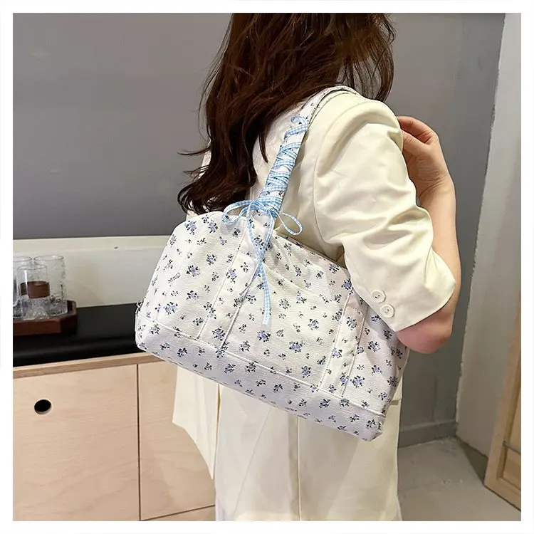 Wear-resistant canvas large-capacity short-distance travel tote bag for girls, floral hand-held commuter single-shoulder bag
