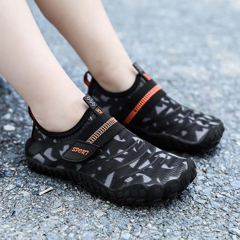 Scarpe a piedi nudi scarpe da acqua per bambini Sneakers traspiranti ad asciugatura rapida pantofole antiscivolo per bambini da spiaggia calzature