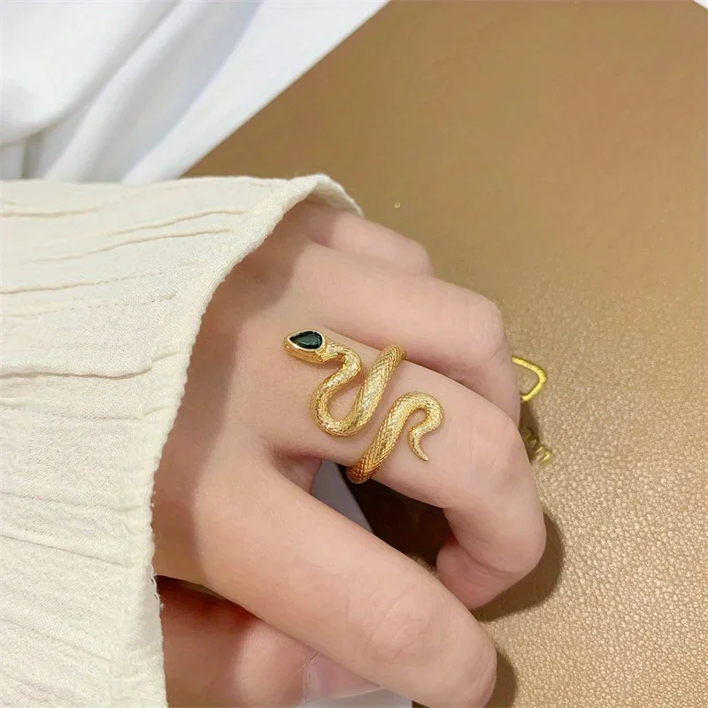 Zümrüt ışığı lüks küçük altın yılan işaret parmağı yüzük yüzük Avrupa ve Amerikan tarzı kişiselleştirilmiş takı solmaz