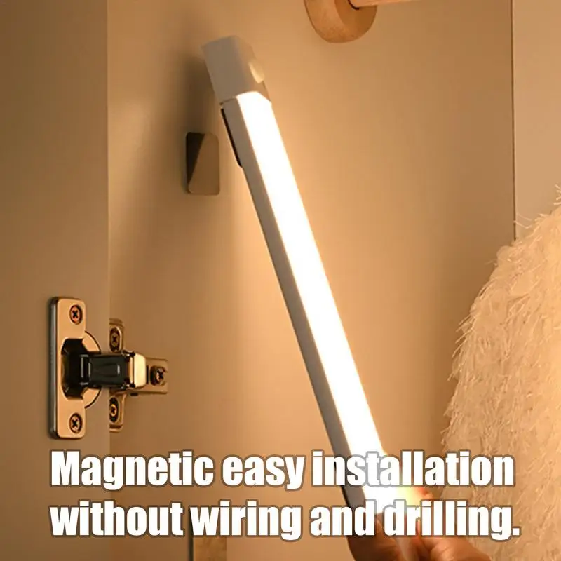 Luce dell'armadio con rilevamento del movimento striscia luminosa a LED ricarica USB luce magnetica per armadio con regolazione a 3 colori per angoli scuri interni