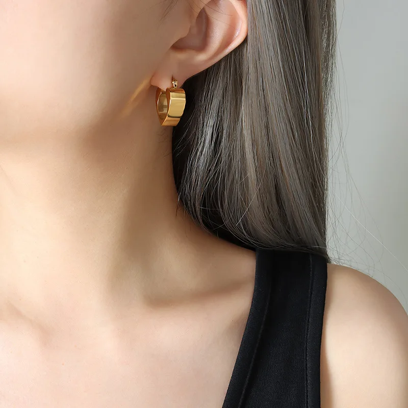 Europe and America Simple Earrings for Women Fashion Hollow Love Hoop Earrings Grils Metal Jewelry Cute Gift 2023 Trendy