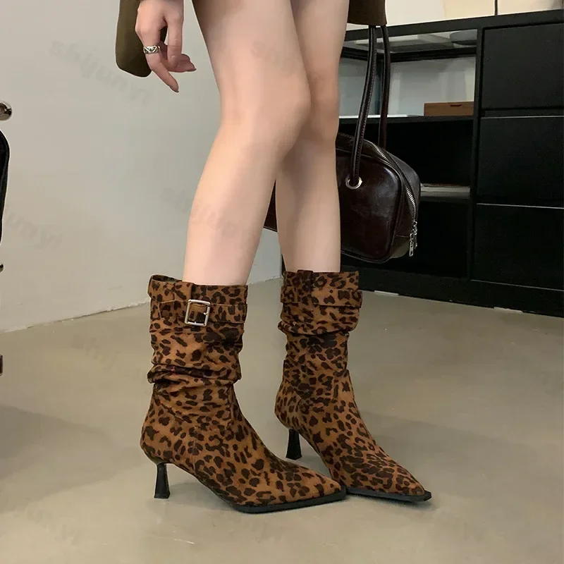 2025 nuevos botines sexis plisados con punta estrecha para mujer, botines cortos de leopardo con hebilla aterciopelada y arrugas, tacones altos finos