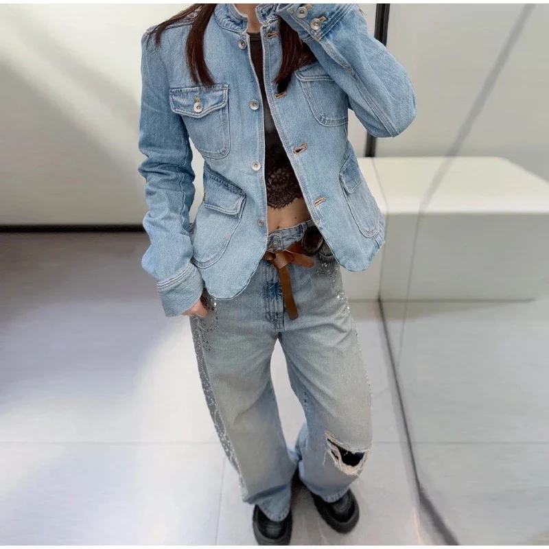 Damen-Jeansjacke mit Stehkragen, langen Ärmeln, Knopfleiste, Klapptaschen, hell gewaschen, figurbetont, lässige Oberbekleidung, Street-Style-Jeansjacke 2026 – Detail 9