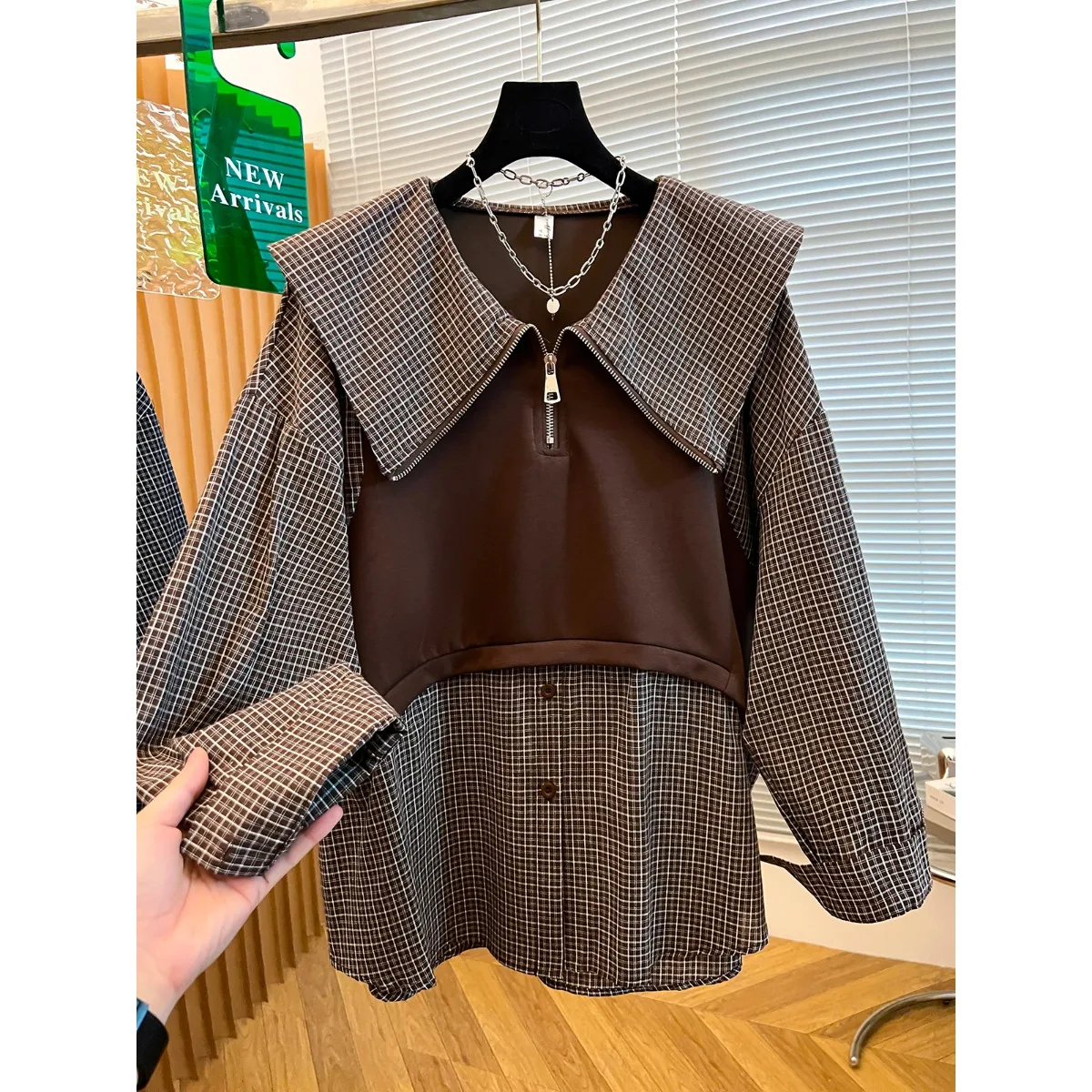 

Early Autumn Plaid Doll Collar Shirt Women's Fashion Design Sensation Small Audience Youthful Top Polyester Fiber Long Sleeve