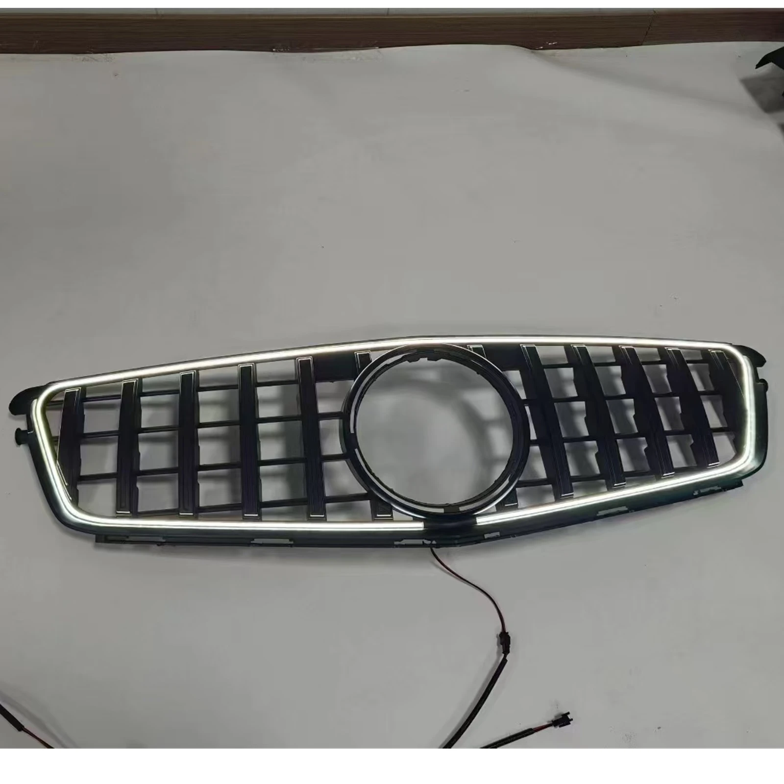 

Решетка радиатора переднего бампера с LED-подсветкой для Mercedes Benz W204 C250 C300 2008-2014
