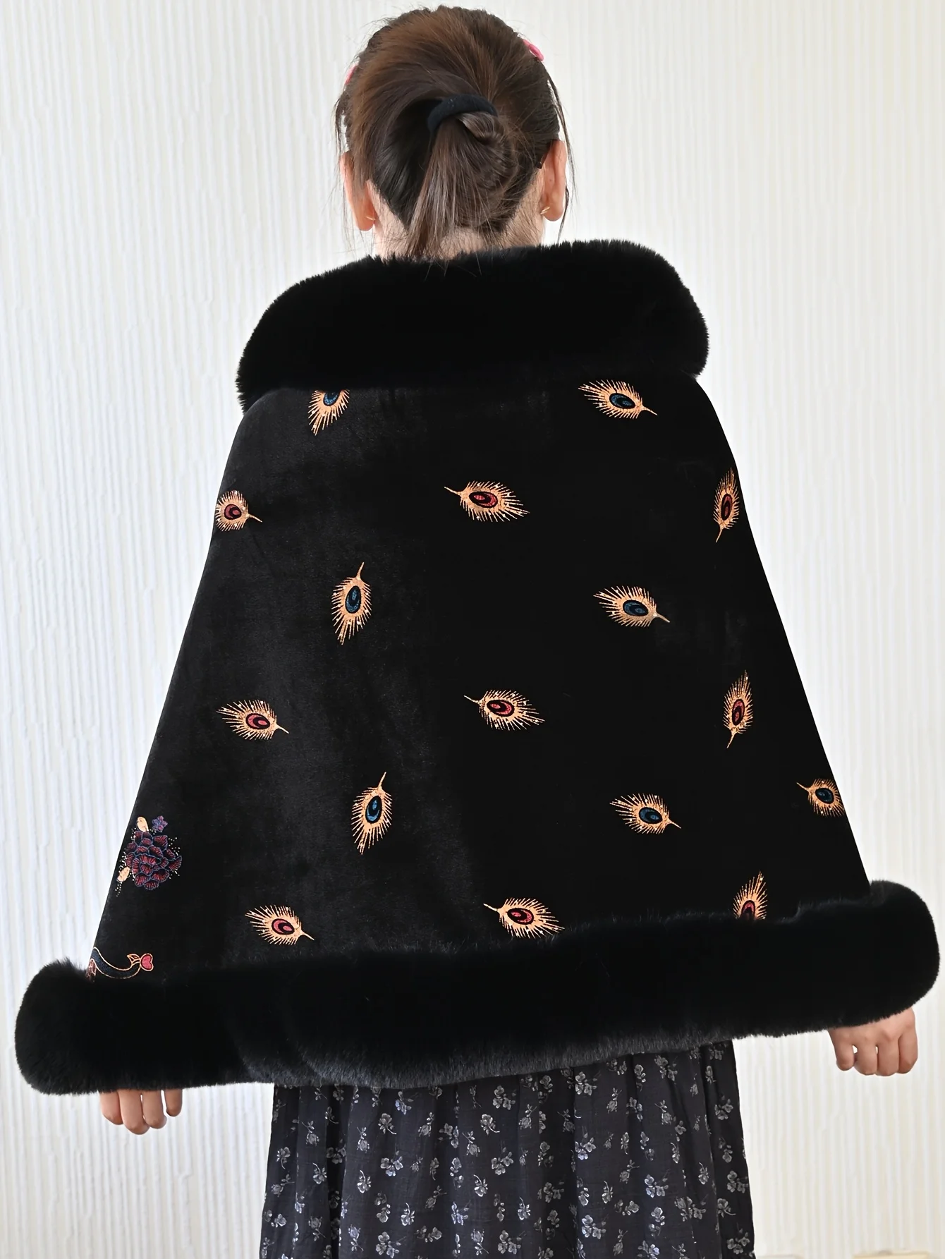 Faux fur Collar Shawl Cape Femme Manteau Femme Hiver Poncho Femme Velvet Printing Technology with Peacock Pattern Decoration