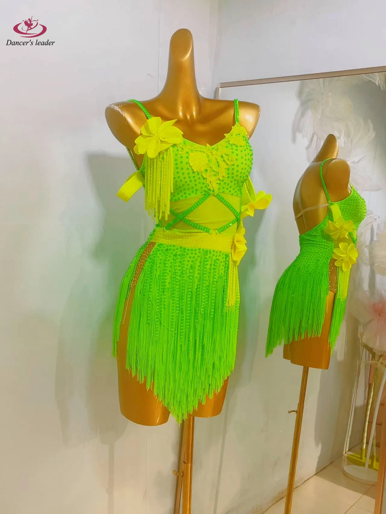 Hochwertiges, maßgeschneidertes, zweifarbiges, gespleißtes Quastenrock-Träger-Cha-Samba-Performance-Diamantkleid für lateinamerikanische Tänze