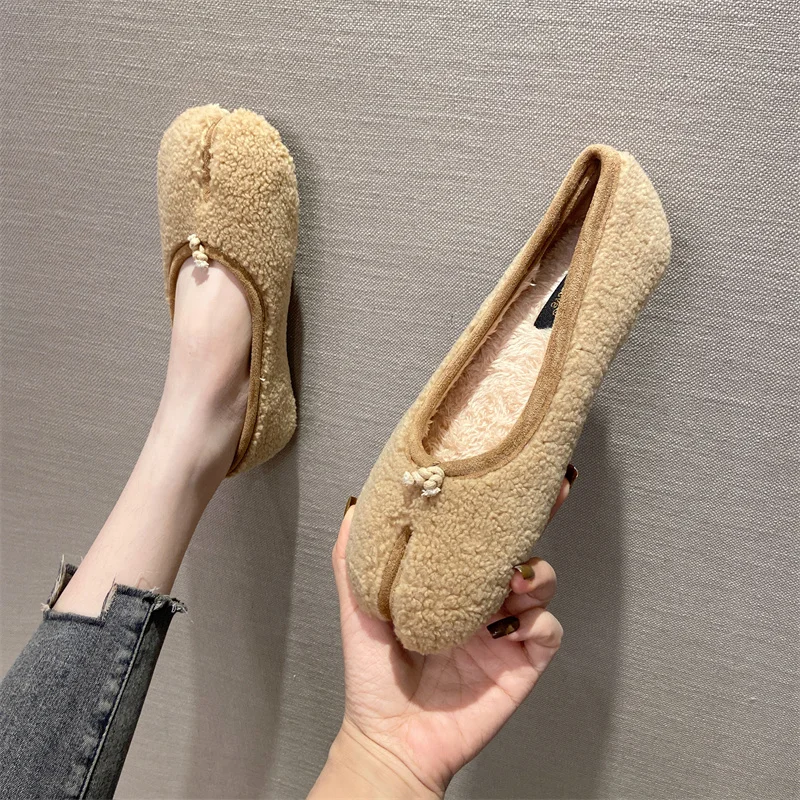 2025 New Design Women Flat Shoes Elegant Female Split Horse Toe Warm Shoes Fur Tabi Female Moccasins Footwear Pig Toe Shoes C001