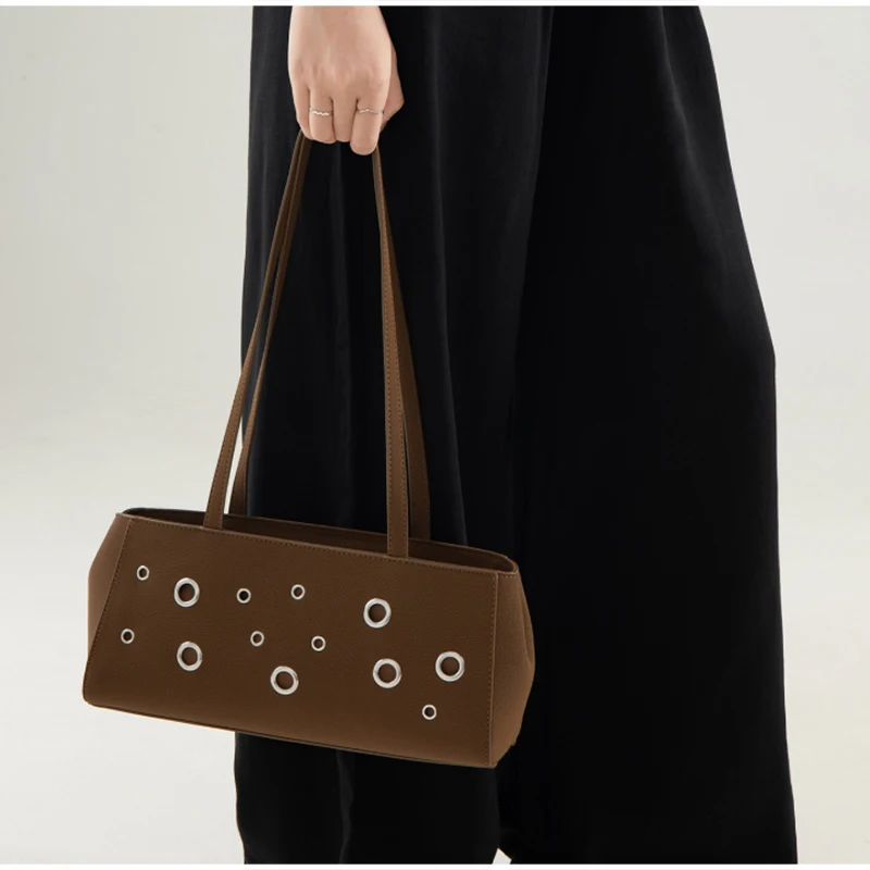 Metallösen-besetzte PU-Schultertasche, rechteckige Nieten-Handtasche für Damen, koreanische minimalistische Mode-Freizeit- und Arbeits-Tasche – Detail 6
