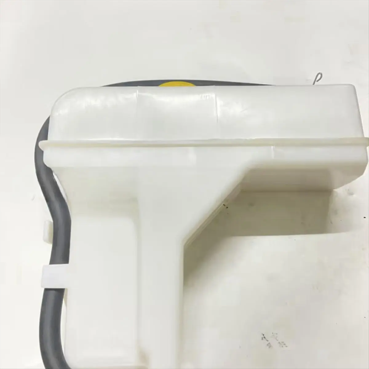 Super Sale Car Reservoir Coolant Tank Auxiliary Water Bottle Expansion Water Bottle 21710-4U000 217104U000 for Nissan Sunny
