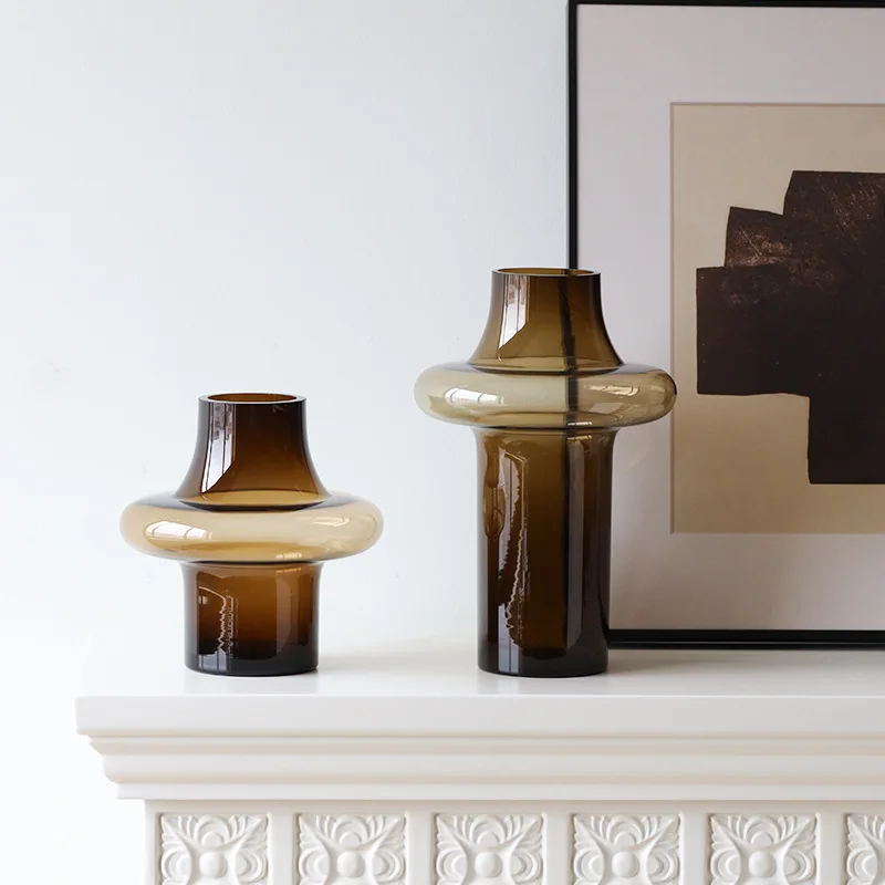 Woonkamer desktop bloemstuk, middeleeuwse koffiekleurige decoratieve glazen bloemenwaren, lichte luxe model kamerdecoratie