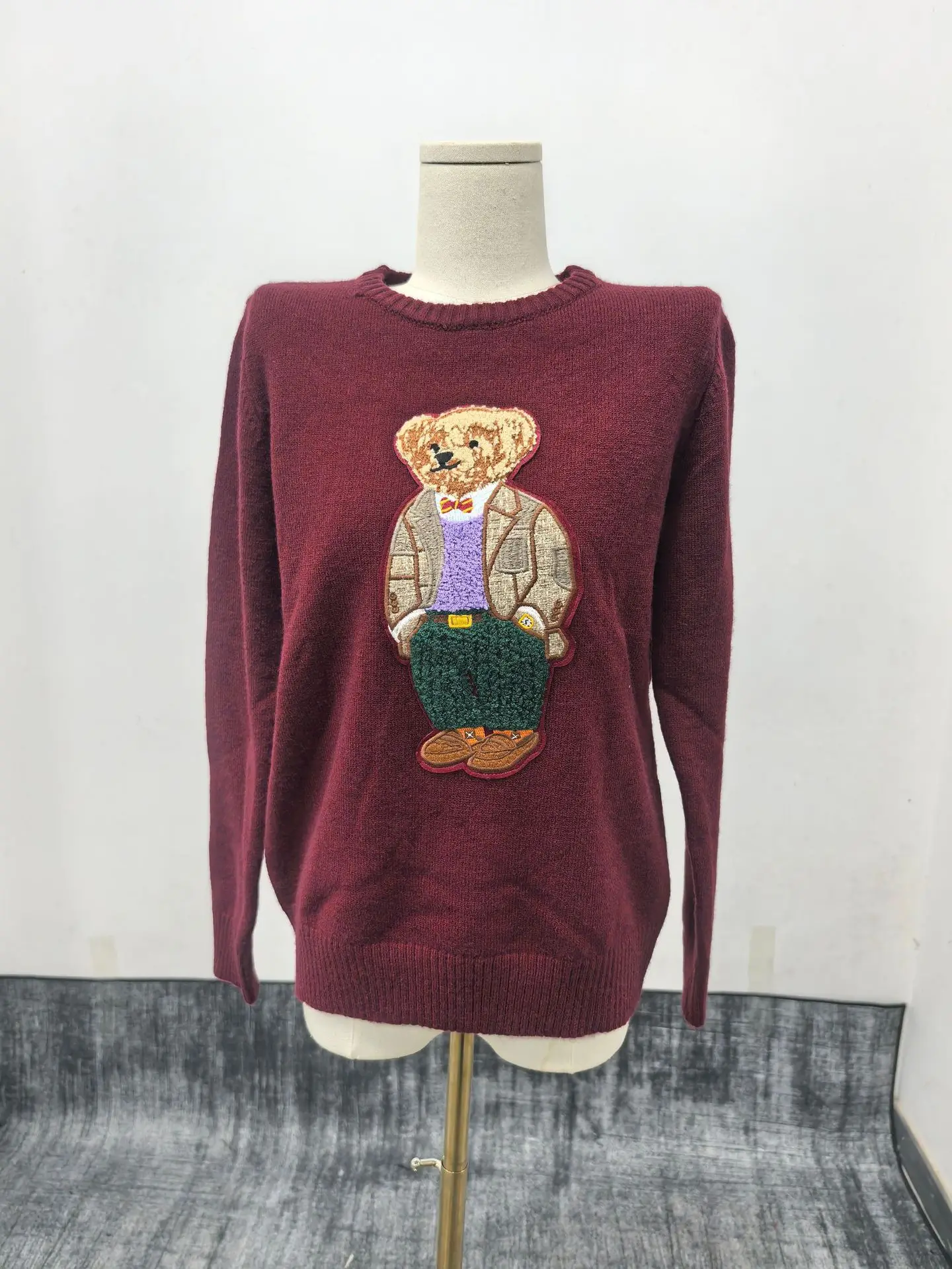 Trui in Amerikaanse collegestijl, damestop met ronde hals en berenborduurwerk, retro prestige trui, chique herfstgebreide kleding