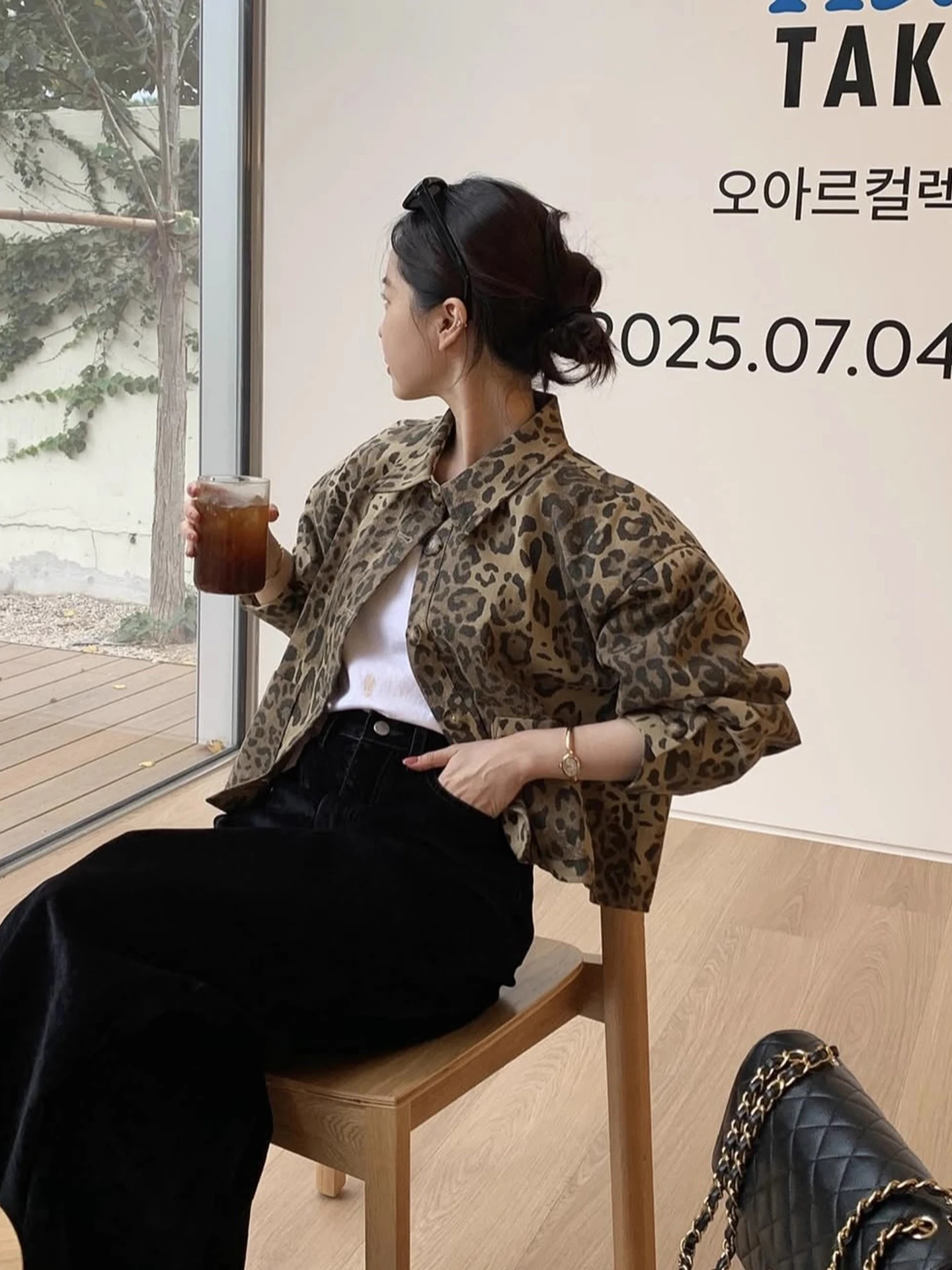 レトロなヒョウ柄デザインシングルボタンショートジャケット女性のルーズオープンカーディガントップ通勤スタイル秋の新着