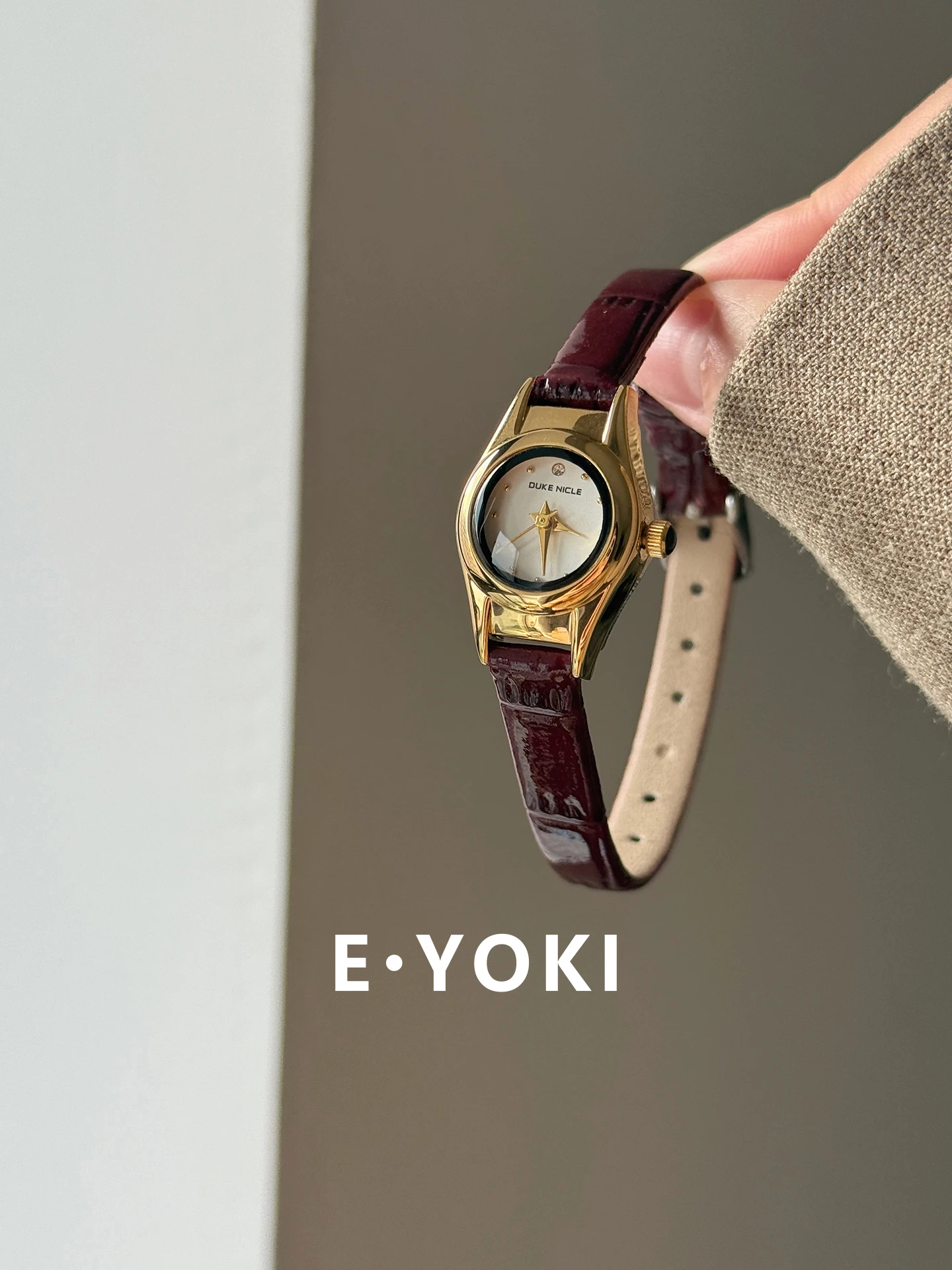 New Exquisite And Luxurious Women'S Watch, Small Round Red Gold Watch For Women, Unique And Versatile Trendy Women'S Watch.