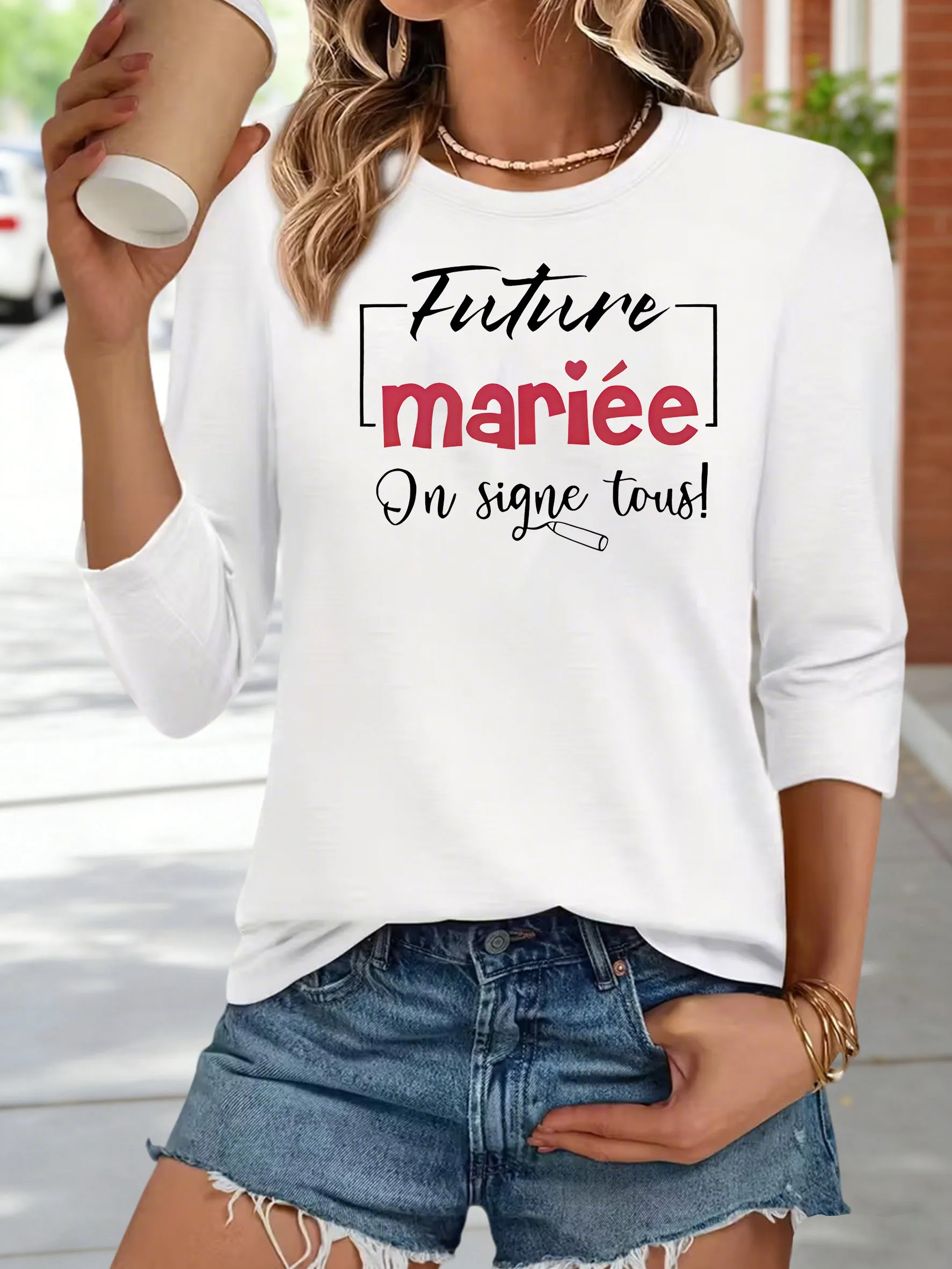 Women's round-neck short-sleeved T-shirt. Bride-to-be. Let's sign the marriage contract letter together.