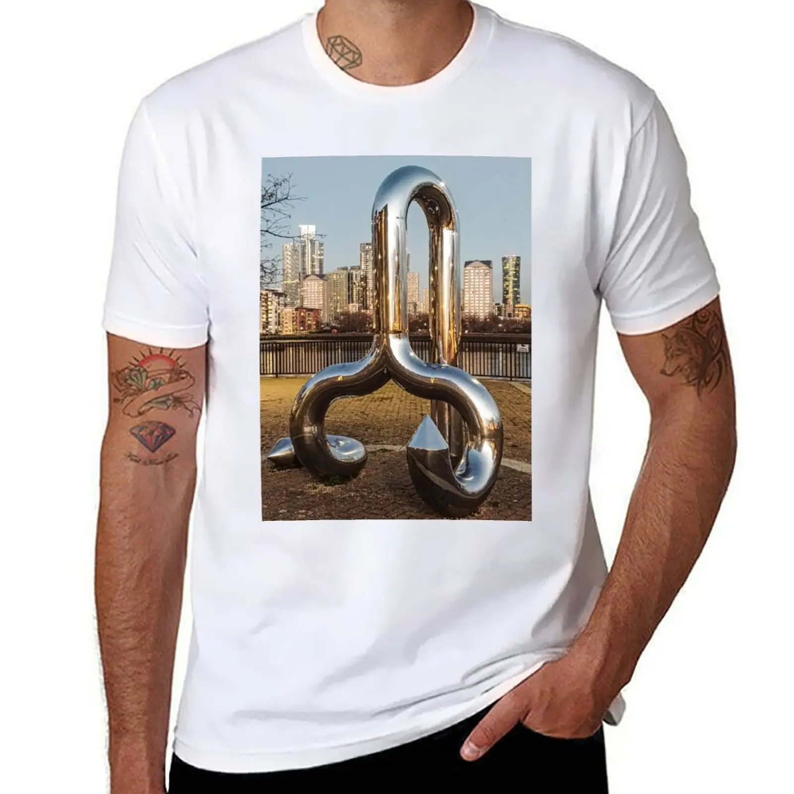 

CURLICUE WILLIAM PYE sculpture surrey quays greenland dock Helsinki Square london photo sculpture art reflective shiny m T-Shirt