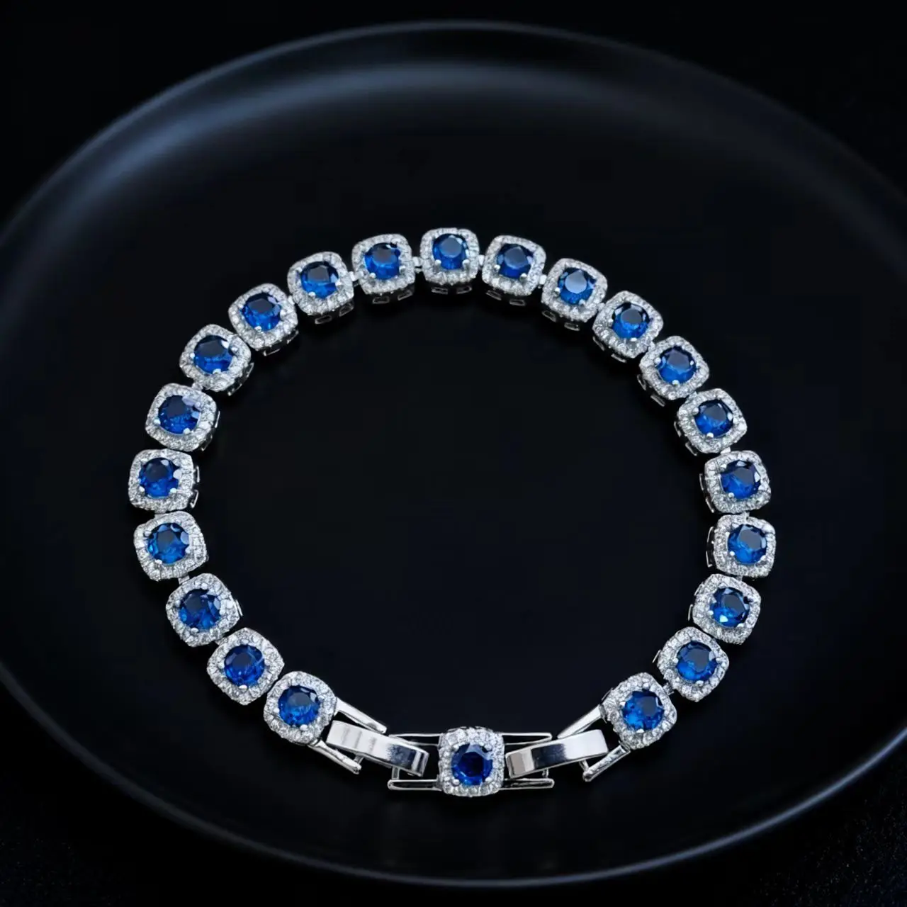 New jewelry hand accessory - realistic emerald and sapphire princess bracelet,set with diamonds and high-carat diamonds bracelet