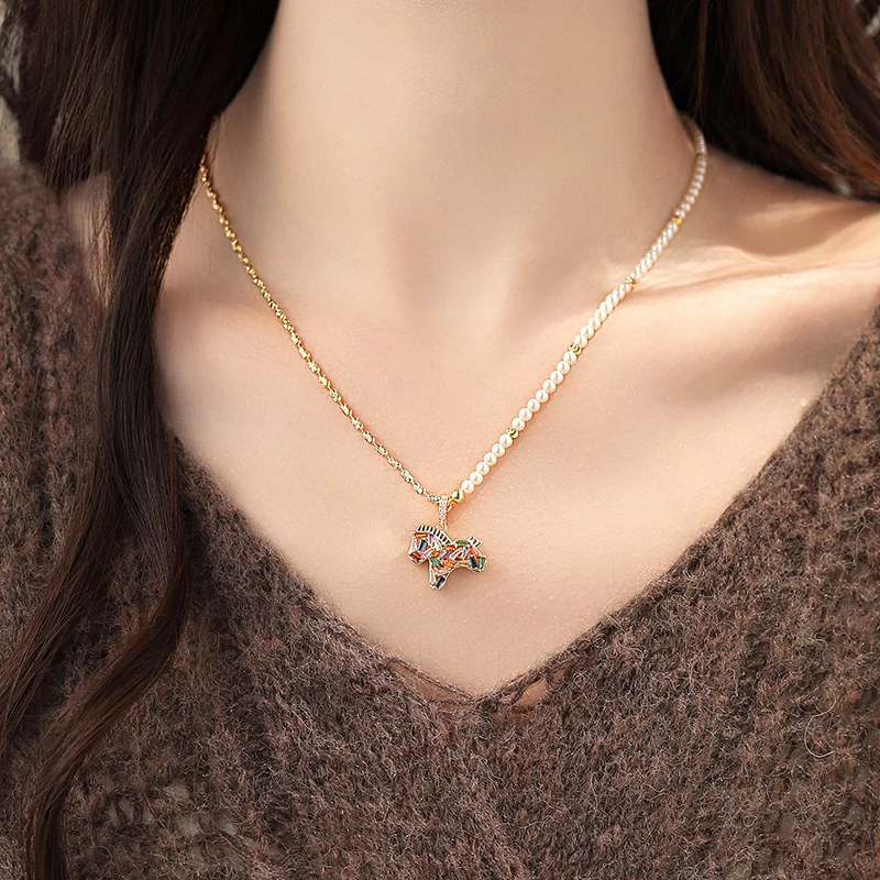 Bunte Zirkon-Pony-Anhänger-Halskette für Damen, Perlen-Metall-Spleißkette, leichter Luxus-Schmuckset, trendiges Schlüsselbein-Accessoire – Detail 3