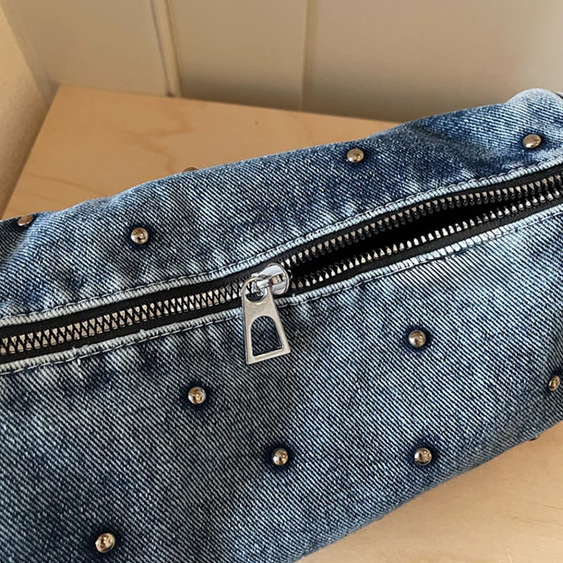 Gewaschene Denim-Umhängetasche mit Nieten und Taschenanhänger, Damen-Schultertasche mit Metallnieten, Lässige Vielseitige Handtasche, Pendler-Geldbörse – Detail 3